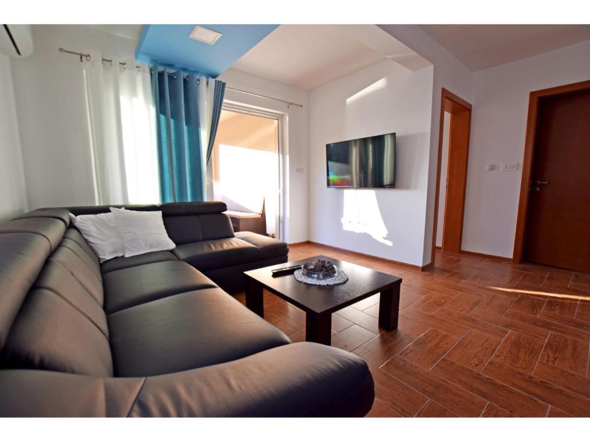 Dinko Apartment *